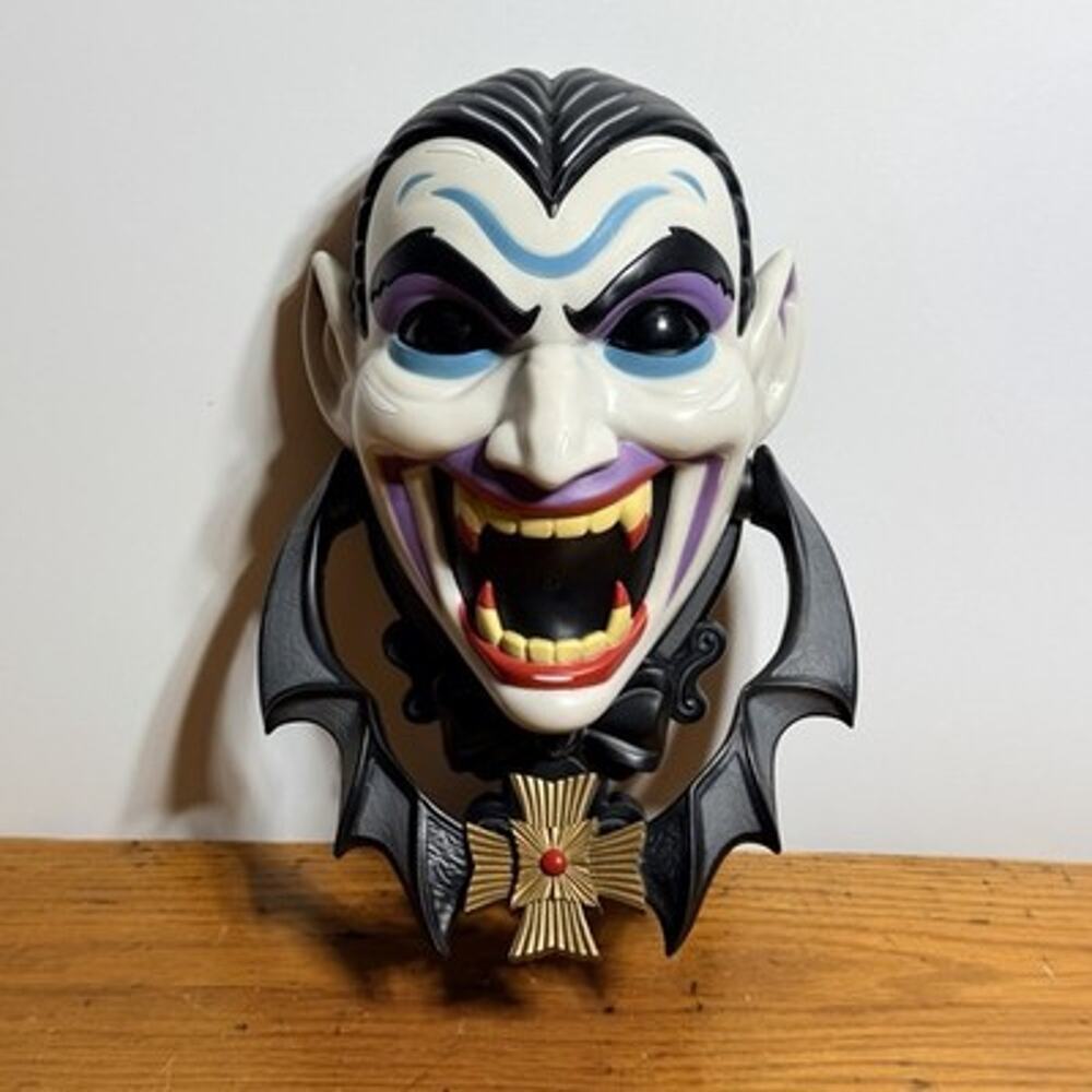 Vampire Dracula Door Knocker Animated Lighted Talking Motion Activated Halloween